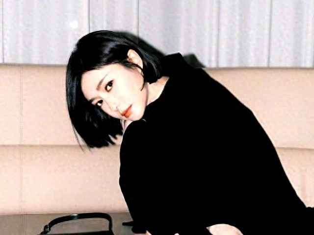 小个子腿粗穿衣搭配攻略：秦岚的大衣+短裙+长筒靴，显瘦显高又时髦