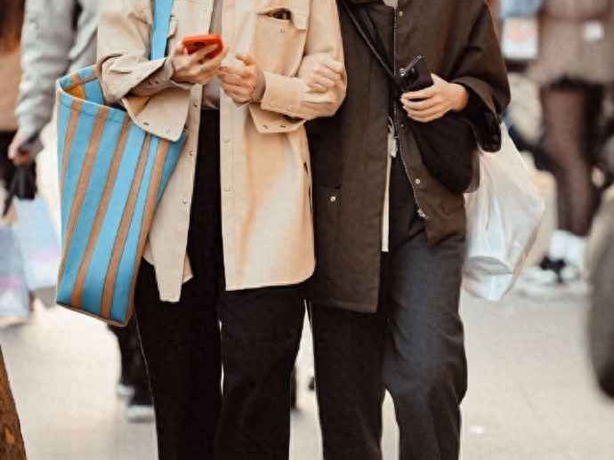 上海杭州街拍潮流：阔腿裤配德训鞋，高级感穿搭攻略