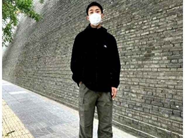 韩剧风男士冬季穿搭指南：冲锋衣配工装裤，告别羽绒服臃肿