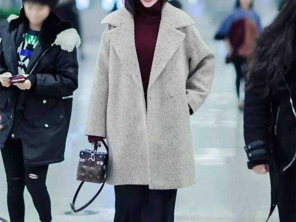 蓝色毛衣外套搭配指南让你时尚出街不犯愁