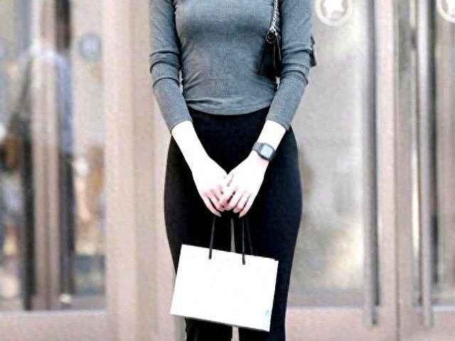 黑灰搭配太高级！针织衫+小黑裤，30岁女人穿出优雅范