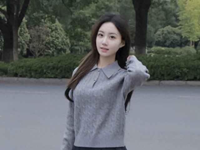 校园女生短裙穿搭攻略：自拍系列分享，今天穿短裙有点冷但潮流满分