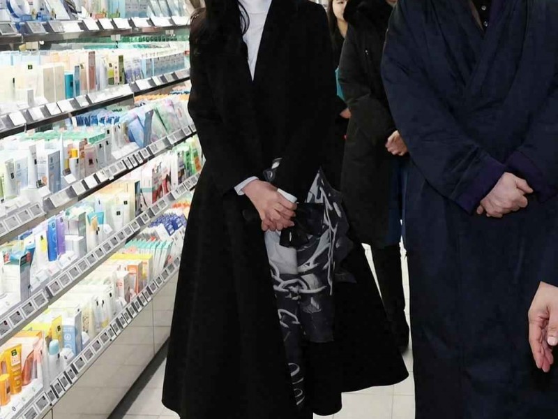 韩剧时尚灵感：跟韩国女首富学冬天穿搭，秘诀是裙不过踝、裤要长、大衣别配打底裤