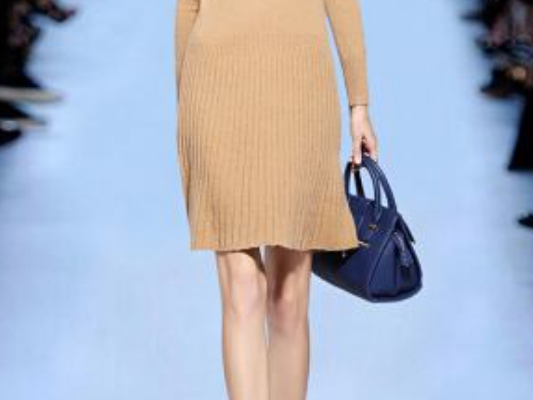 卡其裙子配啥上衣才高级 看这篇就够啦