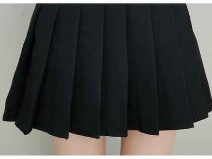 妮子同学的秋冬穿搭指南：灰色短款呢子外套配百褶裙，轻松打造韩系温柔风