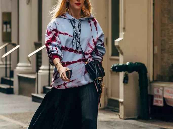 卫衣配裙子这么穿才对味 这些搭配思路让你美得不重样