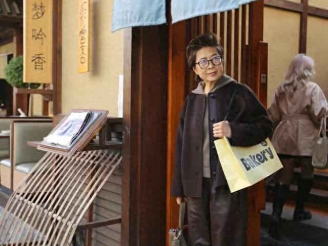 北京阿姨的深棕色时尚秘诀：60岁穿出年轻高级感