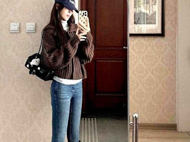 美式中性穿衣搭配：焦糖粗针毛衣+紧身牛仔裤，打造复古甜酷风