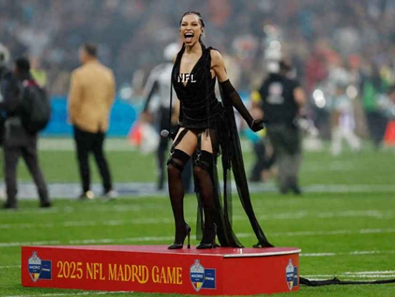 美国黑人时尚穿搭与着装争议：女歌手NFL球赛表演引爆话题