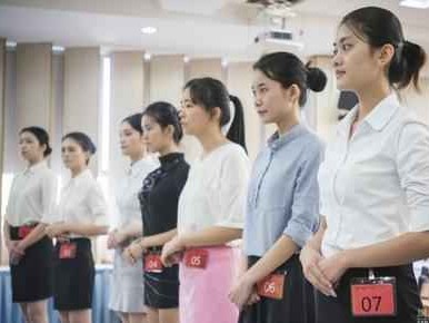 男生面试穿衣搭配技巧：男士上班穿搭指南，3类场景公式与5个细节，轻松穿出专业品味