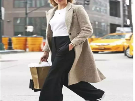 休闲裤穿搭指南 配这些上衣时髦又好看