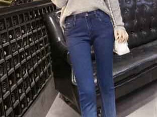 微喇牛仔裤配什么上衣 这份万能搭指南让你从春美到冬