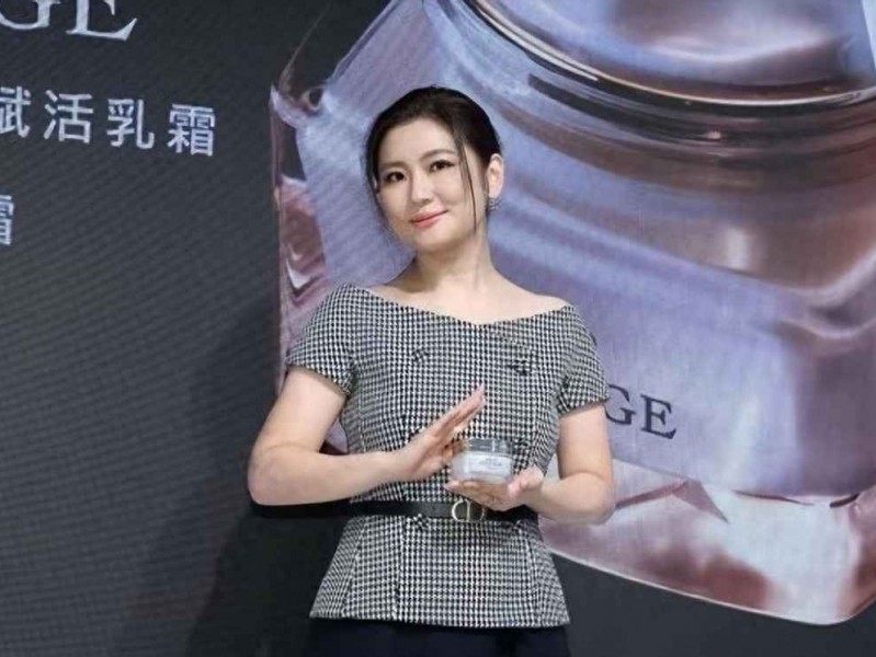 任家萱Selina穿衣搭配：真爱滋养下的自信蜕变，法式风格秀出丰腴曲线