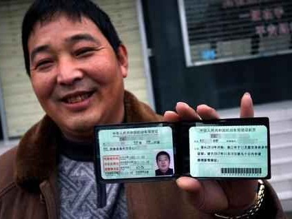 学驾照穿衣搭配指南：驾驶证照片要求全解析