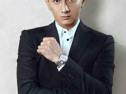 55岁吴奇隆墨绿夹克穿搭秘籍，进博会偶遇瞬间减龄如少年