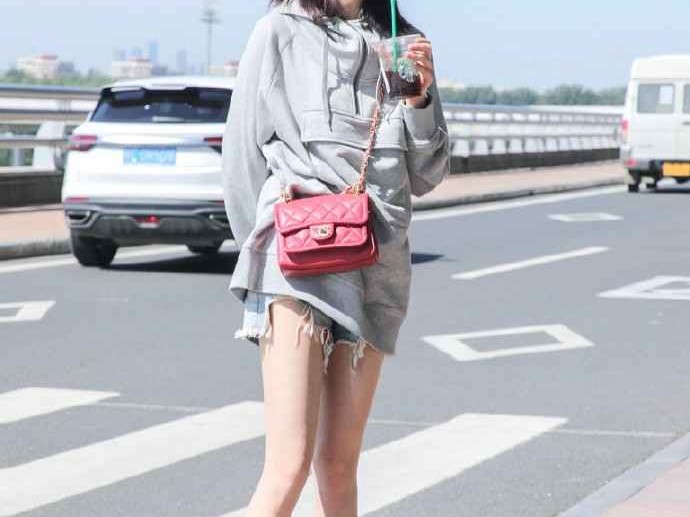 黄灿灿穿搭秘诀：灰蓝色卫衣配短裤，轻松秀出大长腿
