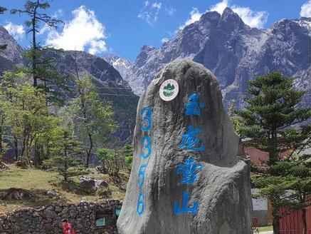 江南旅游穿搭攻略：黑衬衫配绿半裙，轻松穿出古镇诗意风