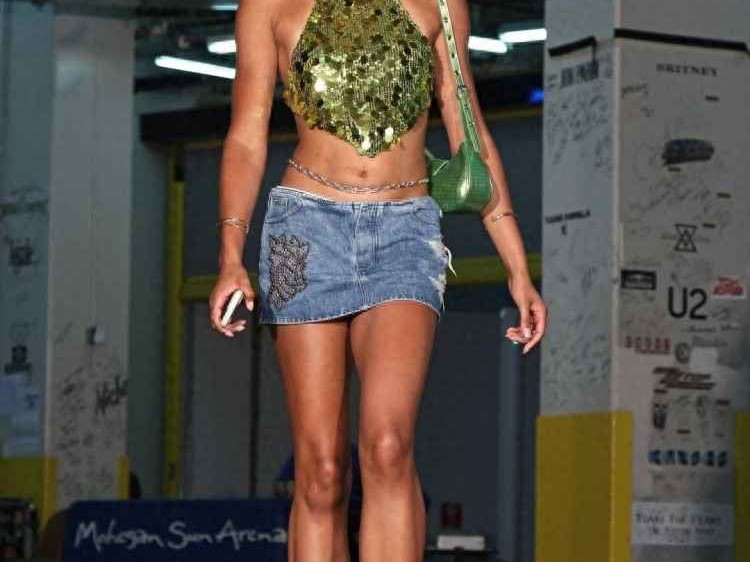 清纯妹妹穿搭秘诀：女篮三美女时尚造型解析，库里教妹火辣装扮与海莉清新运动风