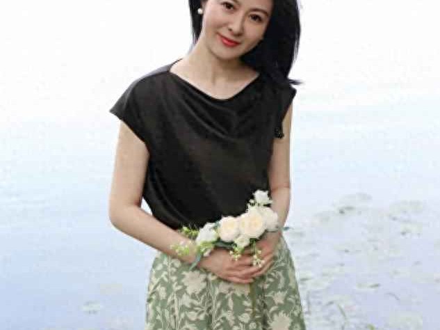 黄黑皮肤穿搭攻略：选对颜色年轻10岁，自信出门不踩雷！