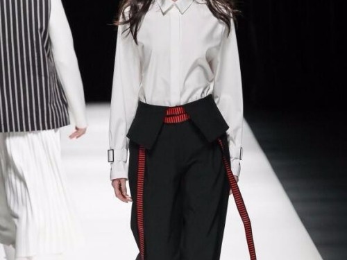 黑色阔腿裤穿搭万能指南 这样配上衣高级又显瘦