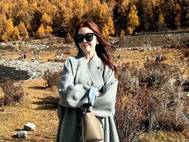 秋冬浅色大衣穿搭指南：浅灰长款大衣配米白百褶裙，清冷显贵风范