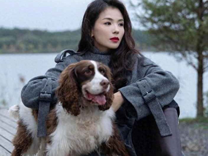 刘涛秋冬穿搭秘籍：油画卷发配灰大衣，时髦减龄超有范儿