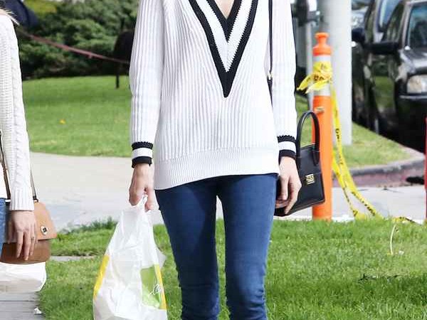 V领毛衣配啥裤子最带劲儿 三种绝佳方案让你从初秋美到深冬