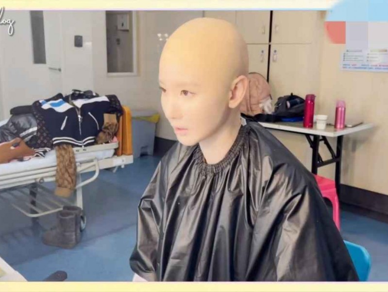 光头造型穿搭指南：40岁张萌惊艳挑战，奢侈针织衫搭配颜值依旧在线