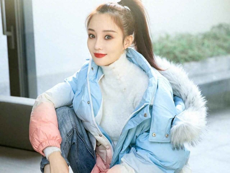 李小璐私服穿搭全解析：跨年缺席却凭时尚造型霸屏热搜