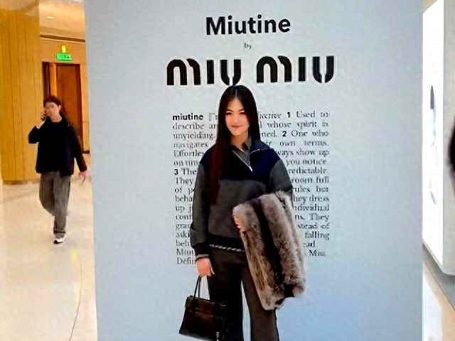 16岁王诗龄灰色运动衣穿搭引热议，同框何超莲展现自信气场