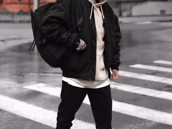 连帽卫衣外套叠穿攻略 轻松穿出冬日松弛感