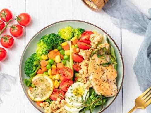 夏季胖男孩穿衣搭配与低卡饮食：轻松瘦身不胖成球