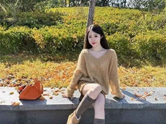 穿衣颜色搭配技巧：一浅一深再配浅色，轻松营造高级氛围感