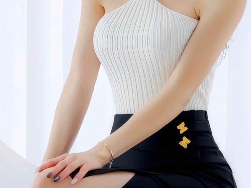 扣子搭配秘籍：挂脖上衣与高腰开衩裙的时尚组合，金色纽扣提升气质