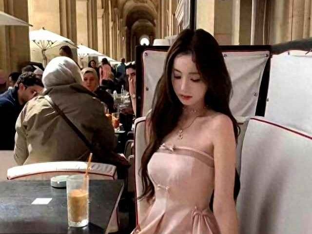 22岁懒懒粉裙造型吸睛 网友惊呼思聪眼光太准