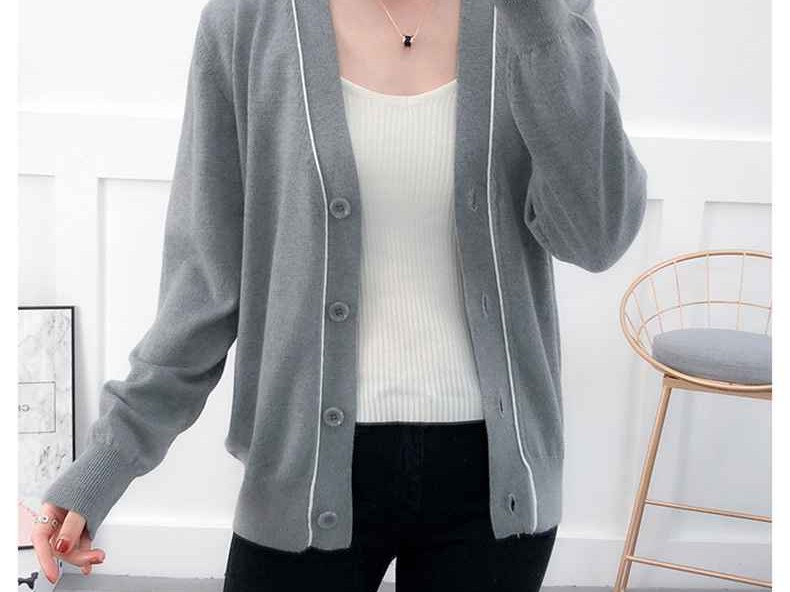 瞧一瞧V领毛衣的外套搭配经 让你时髦又暖心