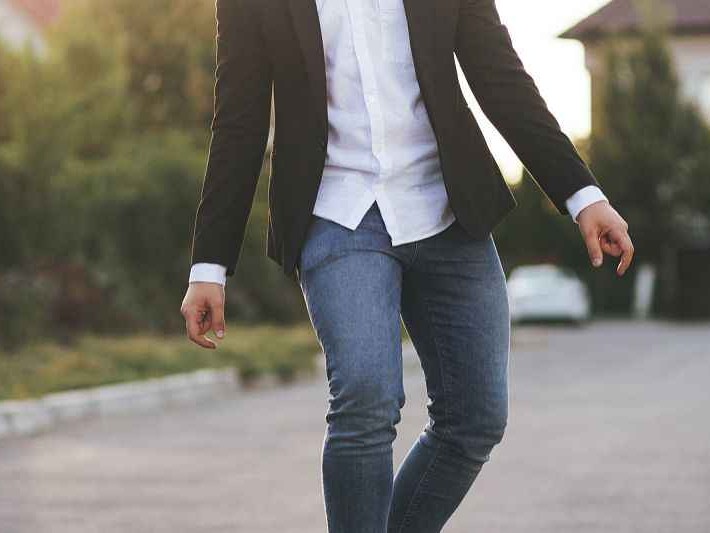 休闲西服别再乱搭裤子了 这几种穿法让你时髦又自在