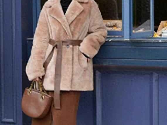 上海阿姨的冬季穿搭火了！“上袄下裙”得体又显瘦，惊艳全城