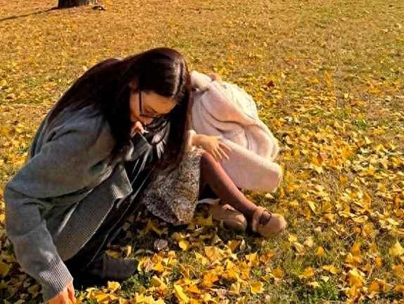 小孩穿衣搭配技巧：崔智友五岁女儿碎花裙造型萌翻网友