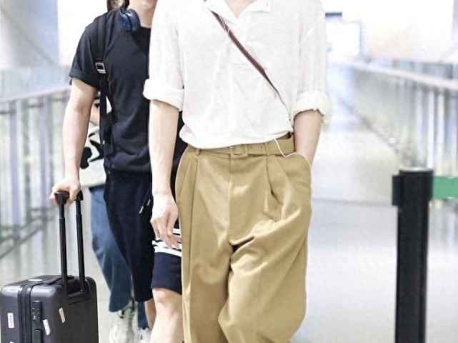 井柏然夏季穿搭指南：半透明上衣如何穿出高级感