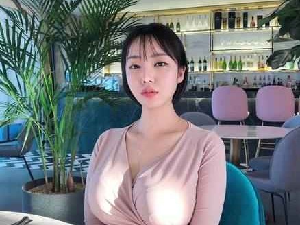 胖女孩穿搭秘籍：微胖身材这样穿，自信又好看！