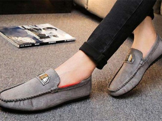 豆豆鞋的前世今生：从驾驶座到时尚圈的舒适哲学