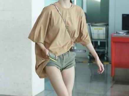 扁身材穿搭宝典：钟楚曦机场同款，浅棕针织开衫+阔腿裤，时髦又实用