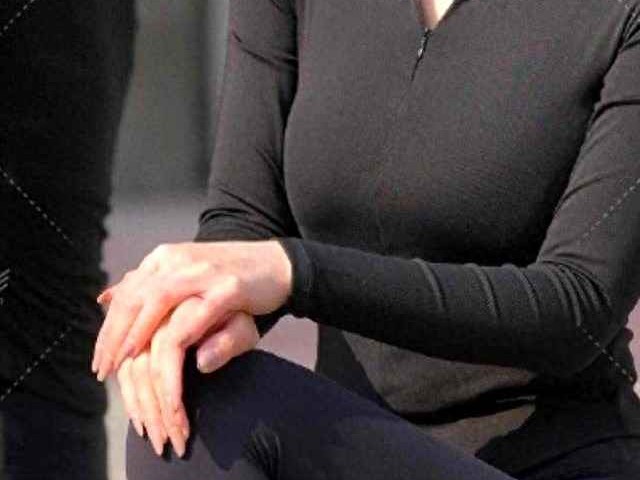 胖女生学院风穿搭攻略：黑色修身上衣+高腰瑜伽裤，轻松展现自信形体美