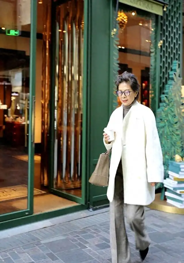 中老年春秋穿衣搭配：六七十岁照样优雅，两位奶奶的穿搭秘诀