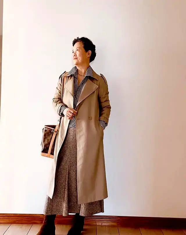 中老年春秋穿衣搭配：六七十岁照样优雅，两位奶奶的穿搭秘诀