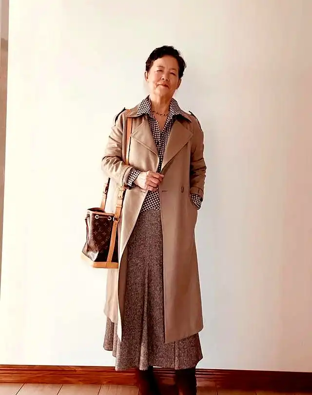 中老年春秋穿衣搭配：六七十岁照样优雅，两位奶奶的穿搭秘诀