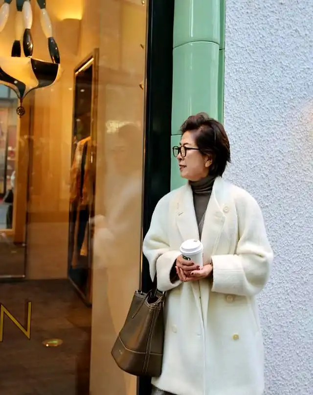 中老年春秋穿衣搭配：六七十岁照样优雅，两位奶奶的穿搭秘诀