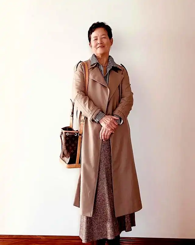 中老年春秋穿衣搭配：六七十岁照样优雅，两位奶奶的穿搭秘诀