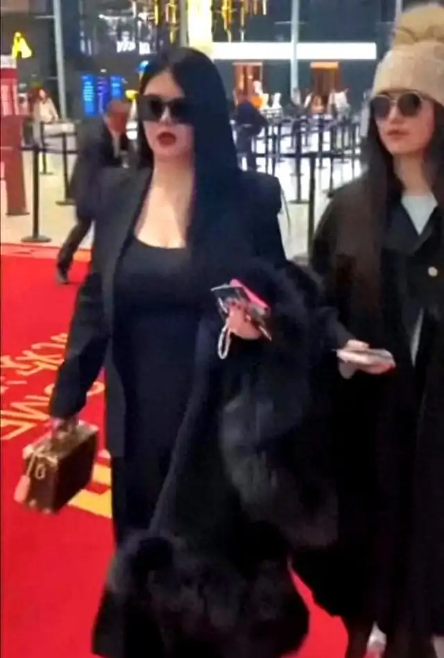 李湘一家机场同框引热议!200斤身材自信驾驭黑色穿搭 李湘一家机场同框引热议!200斤身材自信驾驭黑色穿搭